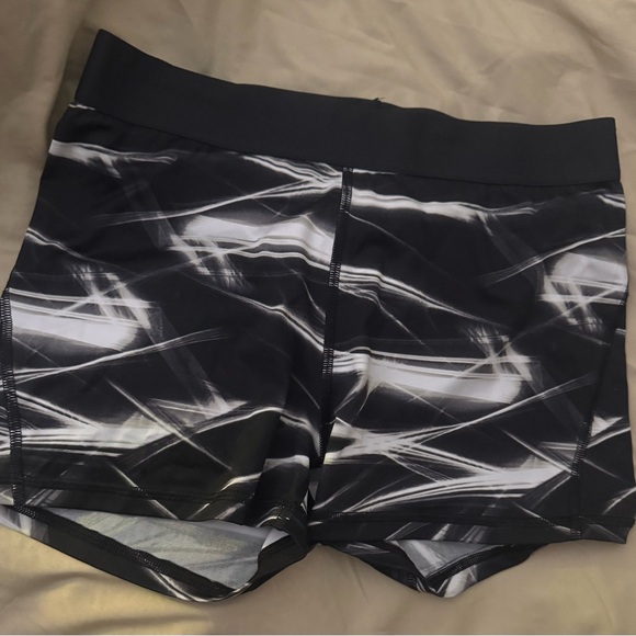 Victoria’s Secret Shorts Sz LBlack and White Patterned Shorts - Picture 3 of 5